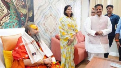 उप मुख्यमंत्री शुक्ल ने गोवर्धन में मलूकपीठाधीश्वर श्री राजेन्द्रदास जी महाराज का लिया आशीर्वाद
