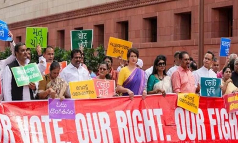 संसद के बाद सड़क पर संग्राम: 25 दलों के 300 सांसदों का मेगा मार्च संसद के बाद सड़क पर संग्राम: 25 दलों के 300 सांसदों का मेगा मार्च