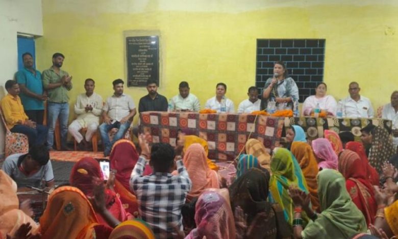 डीह बाबा में 18.81 लाख से निर्मित यात्री प्रतीक्षालय का विधायक एवं महापौर ने किया लोकापर्ण