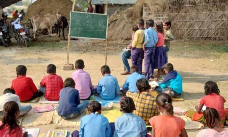 बारिश में भीगते सपने: खुले आसमान तले पढ़ाई करने को मजबूर छात्र