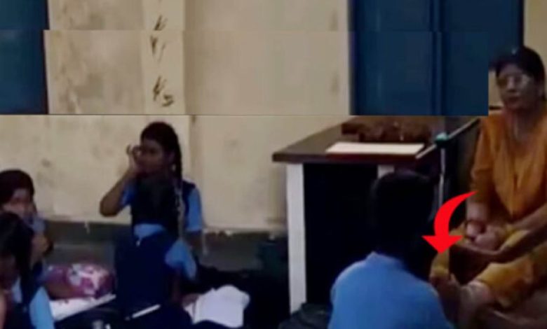 छात्र से पैर दबवाने वाली टीचर और स्कूल प्रिंसिपल पर कार्रवाई, वीडियो वायरल होने के बाद नोटिस जारी