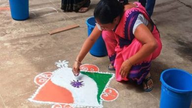 बहनों ने रंगोली बनाकर दिया हर घर तिरंगा अभियान का संदेश