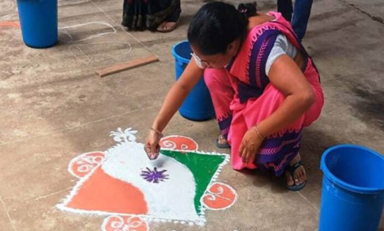 बहनों ने रंगोली बनाकर दिया हर घर तिरंगा अभियान का संदेश