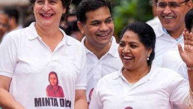 ‘124 नॉट आउट’ टीशर्ट में प्रियंका गांधी की एंट्री, मिंता देवी से क्या है कनेक्शन?