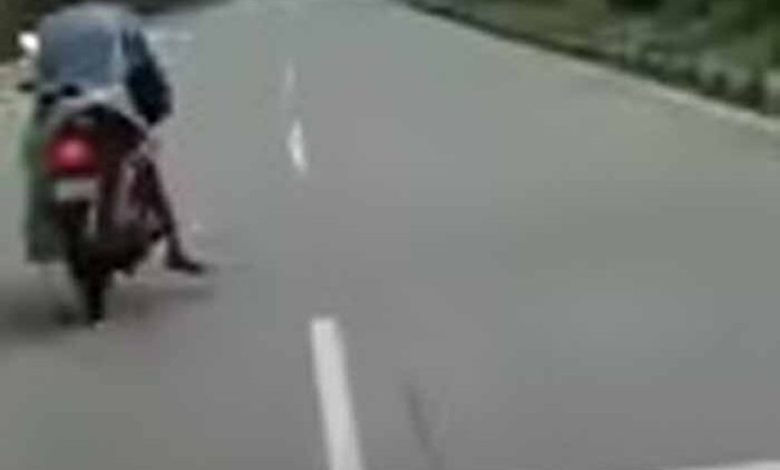 इंसानियत शर्मसार: पति ने पत्नी के शव को बाइक पर बांधकर 80 KM तक की दर्दनाक यात्रा