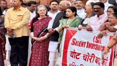 संसद के बाहर विपक्ष का जोरदार प्रदर्शन, चुनाव आयोग और सरकार पर लगाए गंभीर आरोप