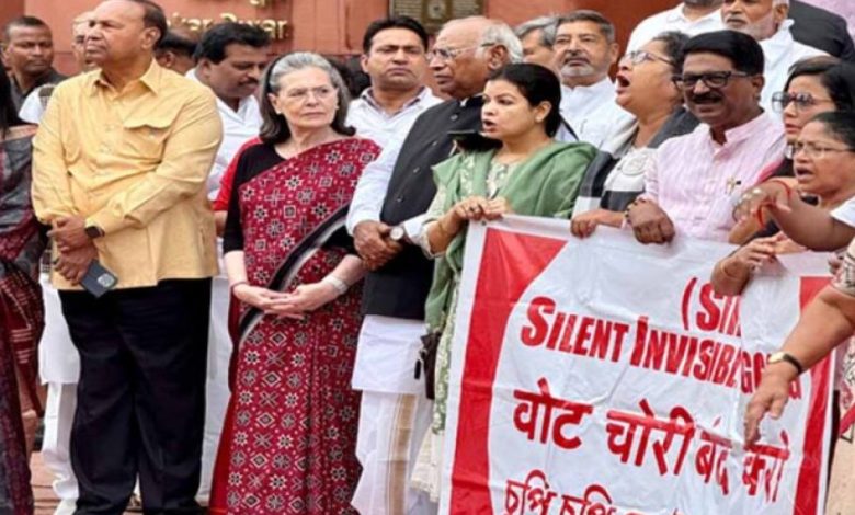 संसद के बाहर विपक्ष का जोरदार प्रदर्शन, चुनाव आयोग और सरकार पर लगाए गंभीर आरोप