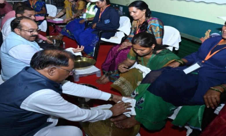 रायपुर : मुख्यमंत्री ने पैर पखारकर दिया सम्मान, भावुक हुईं स्वच्छता दीदियां – ‘जीवन में पहली बार इतना गर्व महसूस हुआ’