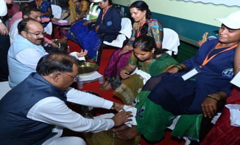 रायपुर : स्वच्छता में छत्तीसगढ़ को राष्ट्रीय स्तर पर प्रतिष्ठित करने में स्वच्छता दीदियों का अमूल्य योगदान : मुख्यमंत्री विष्णुदेव साय