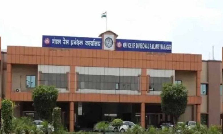रेलवे में बढ़ा तनाव: ड्राइवरों ने अधिकारियों पर लगाए गंभीर आरोप, हड़ताल के आसार रेलवे में बढ़ा तनाव: ड्राइवरों ने अधिकारियों पर लगाए गंभीर आरोप, हड़ताल के आसार