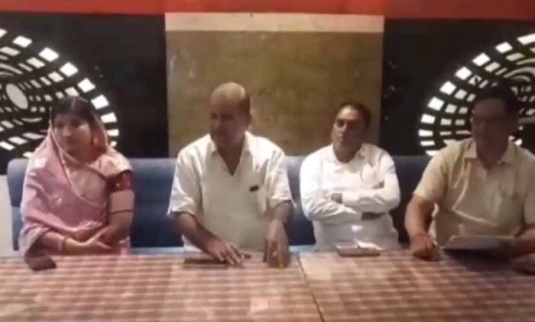 सौ रुपये में बिकी करोड़ों की जमीन! पूर्व मंत्री की पत्नी पर एसीबी का शिकंजा सौ रुपये में बिकी करोड़ों की जमीन! पूर्व मंत्री की पत्नी पर एसीबी का शिकंजा