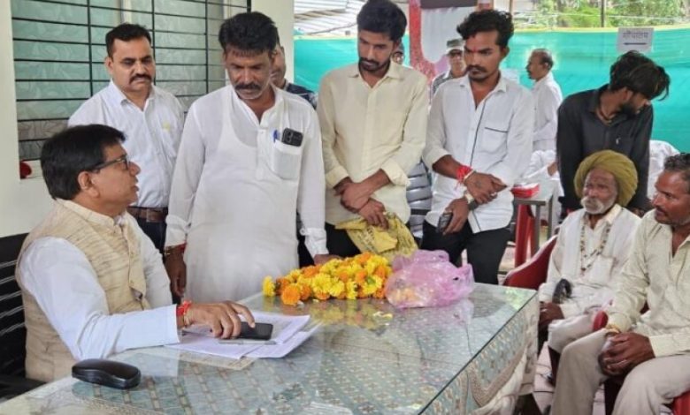 विधायक की जनसुनवाई में पहुचे ग्राम उमरधड़ के ग्रामीण नयापुरा में कीचड़ से मुक्ति के लिये मुरमिकरण कराने की विधायक से की मांग विधायक की जनसुनवाई में पहुचे ग्राम उमरधड़ के ग्रामीण नयापुरा में कीचड़ से मुक्ति के लिये मुरमिकरण कराने की विधायक से की मांग