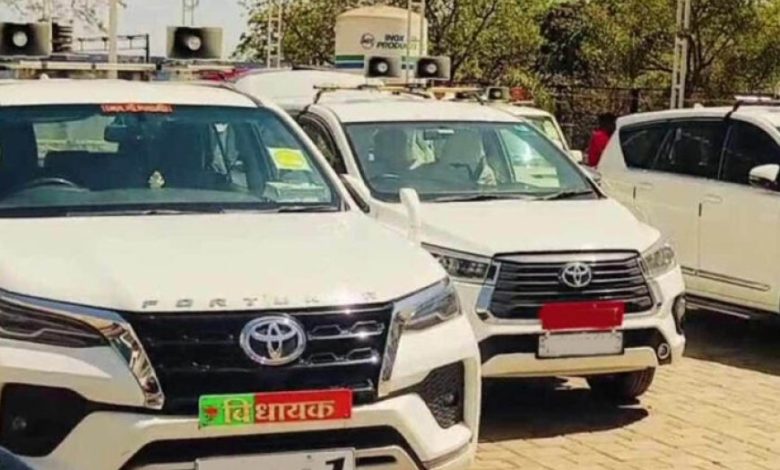 कोर्ट के आदेश बेअसर, नेताओं और मंत्रियों में हूटर लगाने की होड़ कोर्ट के आदेश बेअसर, नेताओं और मंत्रियों में हूटर लगाने की होड़