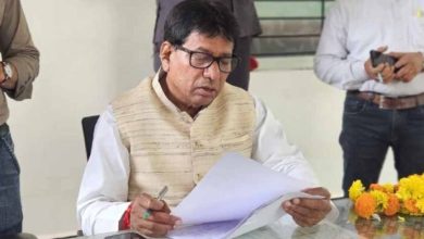 ग्राम उमरधड़ के लोग नयापुरा में कीचड़ मुक्त होने की मांग लेकर विधायक के पास पहुँचे