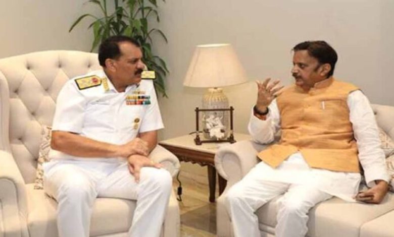 उप मुख्यमंत्री  शुक्ल से नौसेना प्रमुख एडमिरल दिनेश त्रिपाठी ने की सौजन्य भेंट