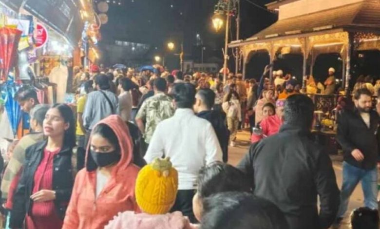 मसूरी में सैलानियों की भीड़, होटलों की बुकिंग अगले तीन दिन तक फुल