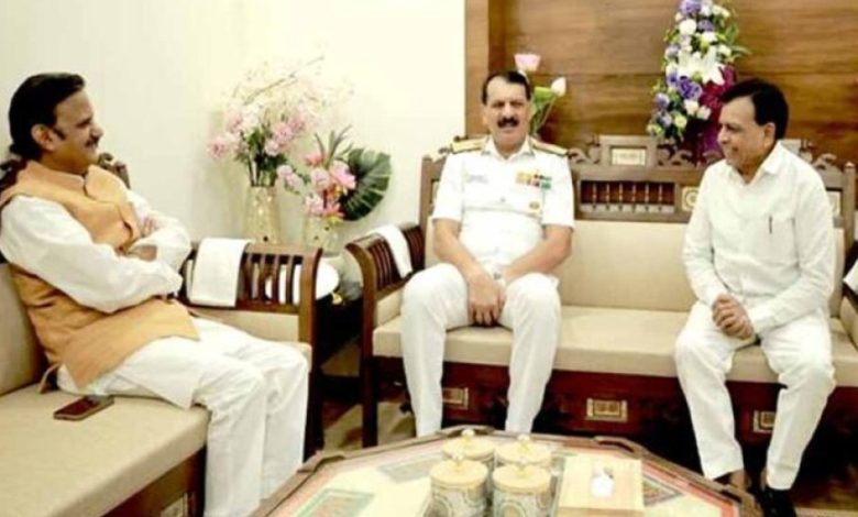 उप मुख्यमंत्री देवड़ा से नौसेना प्रमुख एडमिरल दिनेश त्रिपाठी ने शिष्टाचार भेंट की