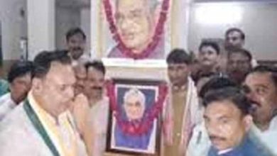 अटल बिहारी वाजपेयी की पुण्यतिथि: ग्वालियर में पैतृक निवास पर कार्यकर्ताओं ने दी श्रद्धांजलि