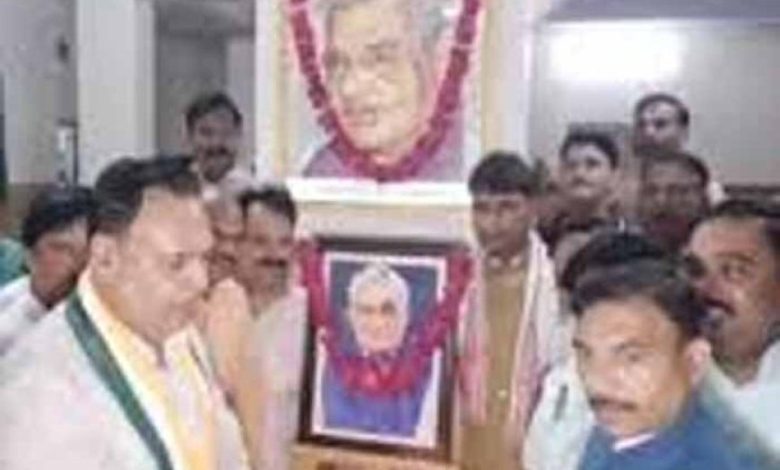 अटल बिहारी वाजपेयी की पुण्यतिथि: ग्वालियर में पैतृक निवास पर कार्यकर्ताओं ने दी श्रद्धांजलि