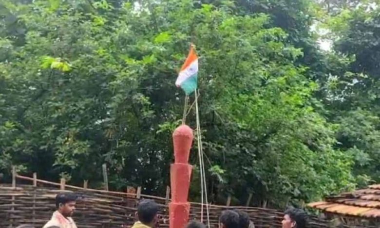 नक्सल गढ़ में लहराया तिरंगा, माओवादी स्मारक पर गूंजा आज़ादी का जश्न