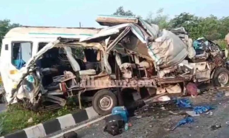 काशी दर्शन कर लौट रहे श्रद्धालुओं की बस हादसे का शिकार, 4 की मौत