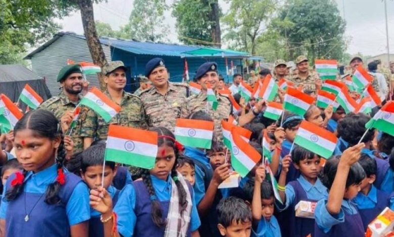 आज़ादी के बाद पहली बार बस्तर के 29 गांवों में शान से लहराया तिरंगा