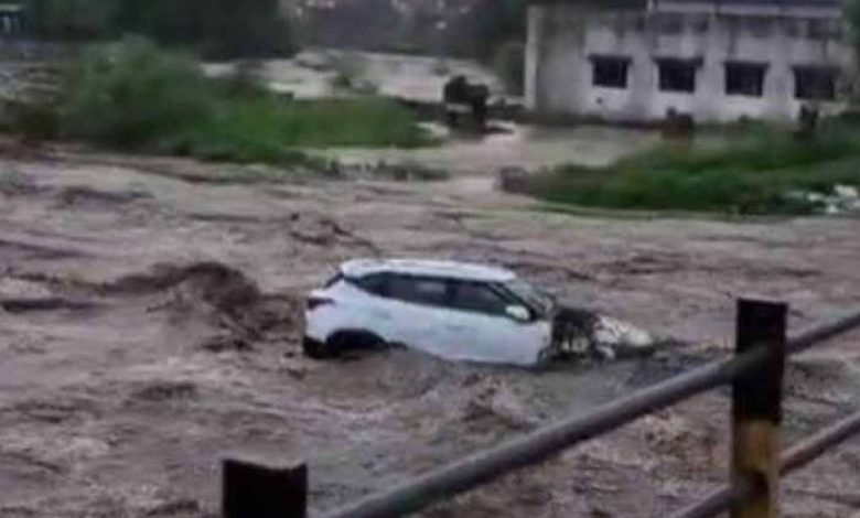 एमपी की रूपा नदी में उफान, बड़वानी के राजपुर में घरों में घुसा पानी, कारें बहीं