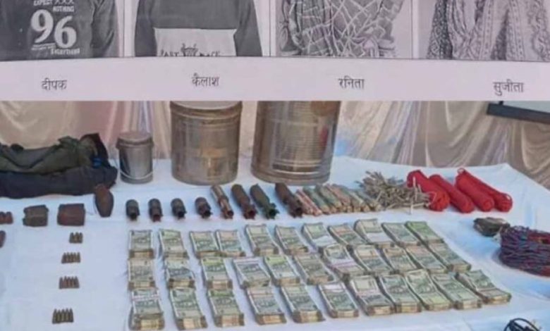 डीवीसी मेंबर समेत 19 लाख के 4 इनामी नक्सलियों ने किया आत्मसमर्पण, भारी मात्रा में हथियार बरामद डीवीसी मेंबर समेत 19 लाख के 4 इनामी नक्सलियों ने किया आत्मसमर्पण, भारी मात्रा में हथियार बरामद