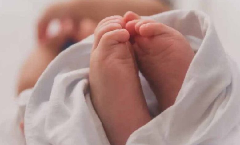 मां ने नवजात को सुरक्षाकर्मी के हवाले कर भागी, CCTV में कैद हुई शर्मनाक हरकत मां ने नवजात को सुरक्षाकर्मी के हवाले कर भागी, CCTV में कैद हुई शर्मनाक हरकत