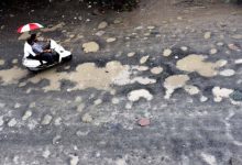 इंदौर की सड़कों पर गड्ढों ने बढ़ाई मुसीबत, कमर और गर्दन दर्द से परेशान लोग