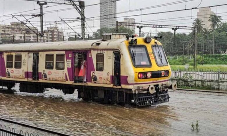 मुंबई में बारिश का कहर: 24 घंटे में 6 की मौत, 15 घंटे ठप रही हार्बर लाइन