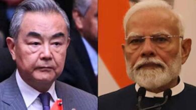 ट्रंप टैरिफ विवाद के बीच चीनी विदेश मंत्री वांग यी ने PM मोदी से की मुलाकात, सीमा मुद्दे पर चर्चा