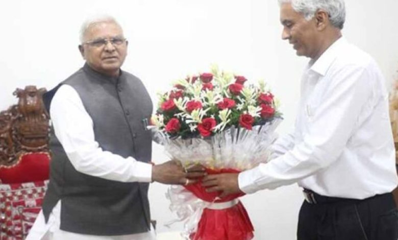 राज्यपाल मंगुभाई पटेल से मुख्य सचिव ने की सौजन्य भेंट राज्यपाल मंगुभाई पटेल से मुख्य सचिव ने की सौजन्य भेंट