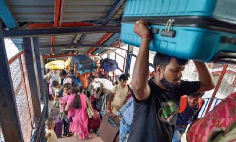 ट्रेन यात्रा पर लगाम: अब तय होगी सामान की लिमिट, जानें किस क्लास में कितना ले जा सकेंगे ट्रेन यात्रा पर लगाम: अब तय होगी सामान की लिमिट, जानें किस क्लास में कितना ले जा सकेंगे