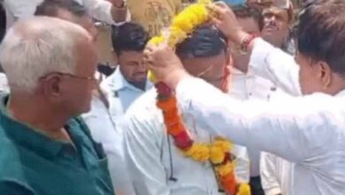 शिवपुरी में मंत्री का गुस्सा: खुद साफ किया टॉयलेट, स्वास्थ्य अधिकारी को पहनाई माला