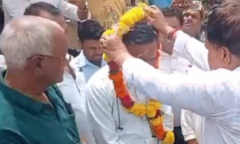 शिवपुरी में मंत्री का गुस्सा: खुद साफ किया टॉयलेट, स्वास्थ्य अधिकारी को पहनाई माला शिवपुरी में मंत्री का गुस्सा: खुद साफ किया टॉयलेट, स्वास्थ्य अधिकारी को पहनाई माला