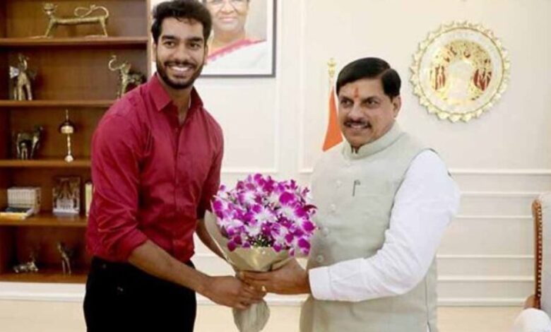 मुख्यमंत्री डॉ. यादव से क्रिकेटर वेंकटेश अय्यर ने की सौजन्य भेंट मुख्यमंत्री डॉ. यादव से क्रिकेटर वेंकटेश अय्यर ने की सौजन्य भेंट