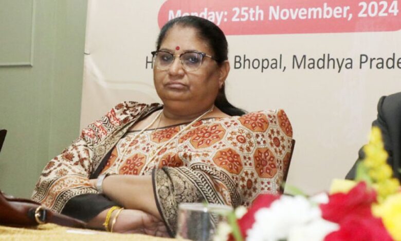 महिला एवं बाल विकास विभाग में डिप्टी कलेक्टर की नियुक्ति पर विवाद, मंत्री निर्मला भूरिया के बंगले पर पहुंचे अफसर महिला एवं बाल विकास विभाग में डिप्टी कलेक्टर की नियुक्ति पर विवाद, मंत्री निर्मला भूरिया के बंगले पर पहुंचे अफसर
