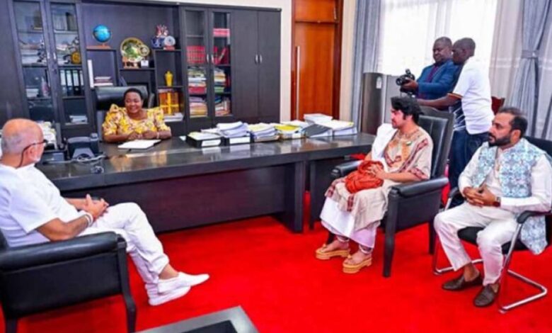 युगांडा की PM से मिले धीरेंद्र कृष्ण शास्त्री, बागेश्वर धाम मठ बनाने का रखा प्रस्ताव युगांडा की PM से मिले धीरेंद्र कृष्ण शास्त्री, बागेश्वर धाम मठ बनाने का रखा प्रस्ताव