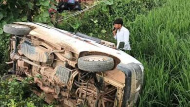 स्कूली वैन में ठूंसे 30 मासूम, खेत में पलटी गाड़ी… कई बच्चे घायल
