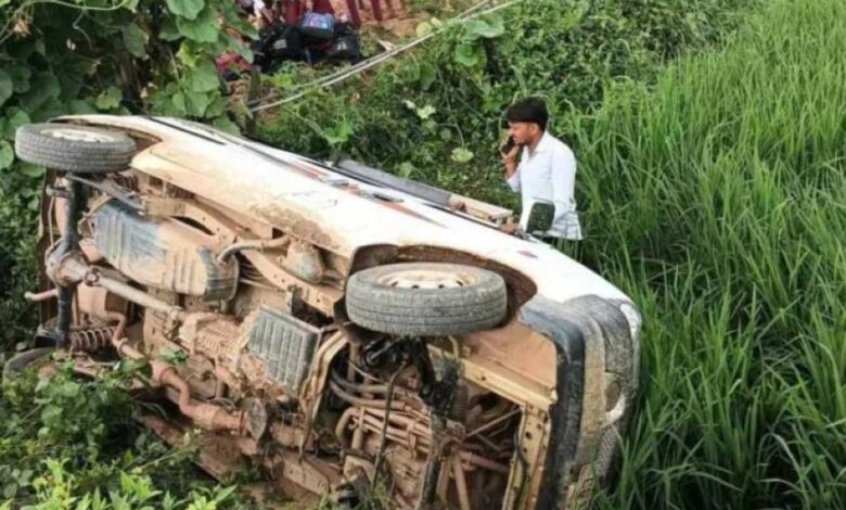 स्कूली वैन में ठूंसे 30 मासूम, खेत में पलटी गाड़ी… कई बच्चे घायल स्कूली वैन में ठूंसे 30 मासूम, खेत में पलटी गाड़ी… कई बच्चे घायल