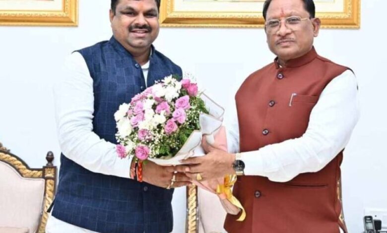 राज्यपाल रमेन डेका ने सर्वगजेन्द्र यादव, राजेश अग्रवाल और गुरु खुशवंत साहेब को मंत्री पद की शपथ दिलाई राज्यपाल रमेन डेका ने सर्वगजेन्द्र यादव, राजेश अग्रवाल और गुरु खुशवंत साहेब को मंत्री पद की शपथ दिलाई