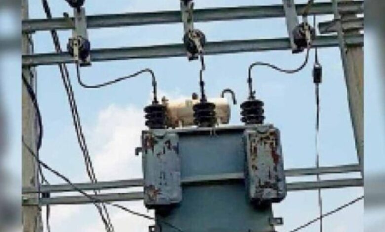 अवैध रूप से ट्रांसफार्मर स्थापित कर बिजली चोरी में एफआईआर दर्ज अवैध रूप से ट्रांसफार्मर स्थापित कर बिजली चोरी में एफआईआर दर्ज