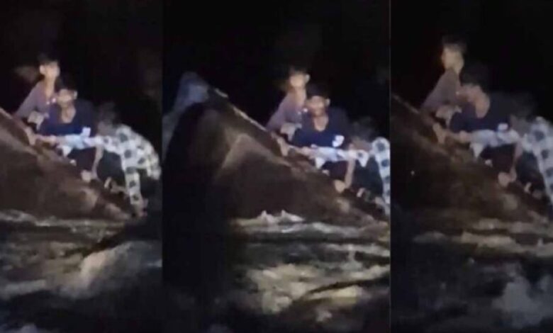 बैतूल: भड़ंगा नदी में ट्रैक्टर-ट्रॉली पलटी, 3 युवक चट्टान पर फंसे; पुलिस-ग्रामीणों ने बचाया बैतूल: भड़ंगा नदी में ट्रैक्टर-ट्रॉली पलटी, 3 युवक चट्टान पर फंसे; पुलिस-ग्रामीणों ने बचाया