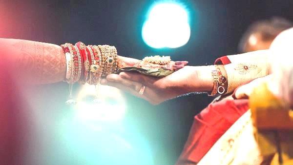 Karwa Chauth 2024: सुहागिनों का महापर्व, जानें इसकी महत्ता, पूजा विधि और व्रत के नियम Karwa Chauth 2024: सुहागिनों का महापर्व, जानें इसकी महत्ता, पूजा विधि और व्रत के नियम
