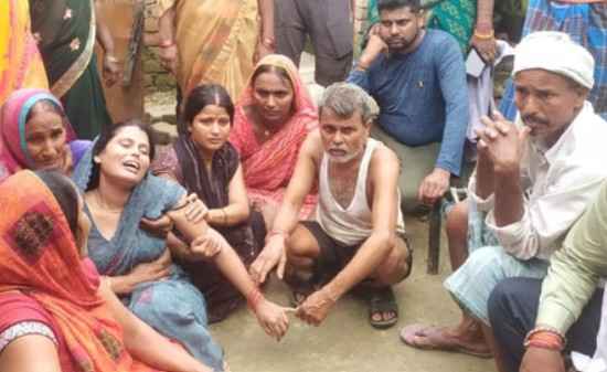 Ghazipur कासिमाबाद पाली गांव में दबंगों ने मां मंशा देवी की बेरहमी से हत्या, बेटे को बचाते हुए हुई मौत Ghazipur कासिमाबाद पाली गांव में दबंगों ने मां मंशा देवी की बेरहमी से हत्या, बेटे को बचाते हुए हुई मौत