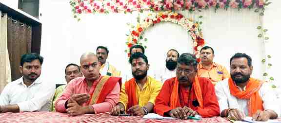 Muzaffarnagar मंदिर विवाद: पुजारी आयुष बसालियाल पर समिति का कथित उत्पीड़न, जीर्णोद्धार के नाम पर शाश्वत अधिकारों पर संकट Muzaffarnagar मंदिर विवाद: पुजारी आयुष बसालियाल पर समिति का कथित उत्पीड़न, जीर्णोद्धार के नाम पर शाश्वत अधिकारों पर संकट